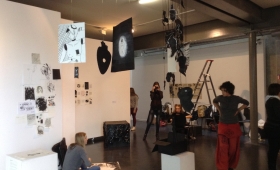 Quelques photographies de l’exposition des L1 Arts plastiques, “Au plus profond du noir”